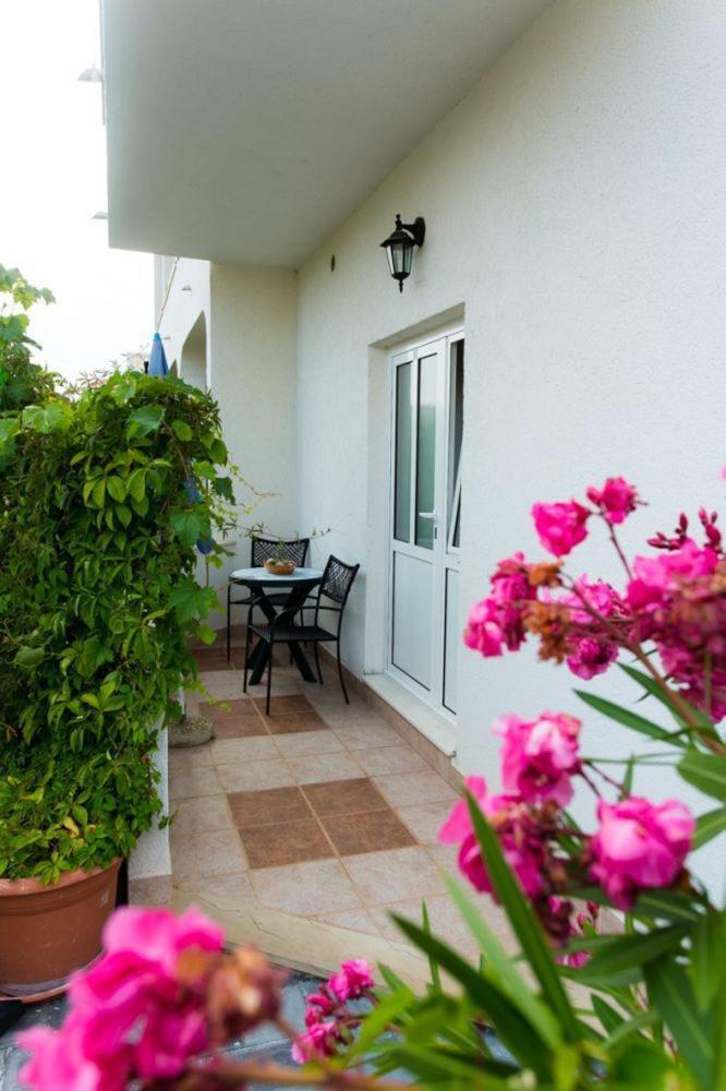 Apartments Mare - 30 M From Pebble Beach Сегет-Враниця Екстер'єр фото